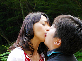 大好きな母親を初体験の相手に選んだ息子たち　サンプル画像06